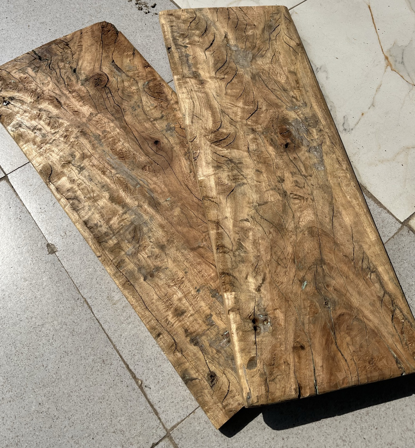 2 pieces of smoothened wooden plank